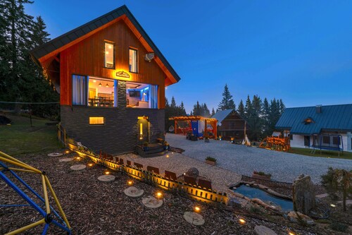 Mountain Chalet for 20 with Wellness, Sauna & Hot Tub — Ski-in/Ski-out
