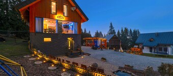 Mountain Chalet for 20 with Wellness, Sauna & Hot Tub — Ski-in/Ski-out