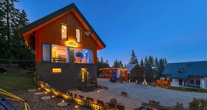 Mountain Chalet for 20 with Wellness, Sauna & Hot Tub — Ski-in/Ski-out