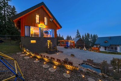 Mountain Chalet for 20 with Wellness, Sauna & Hot Tub — Ski-in/Ski-out