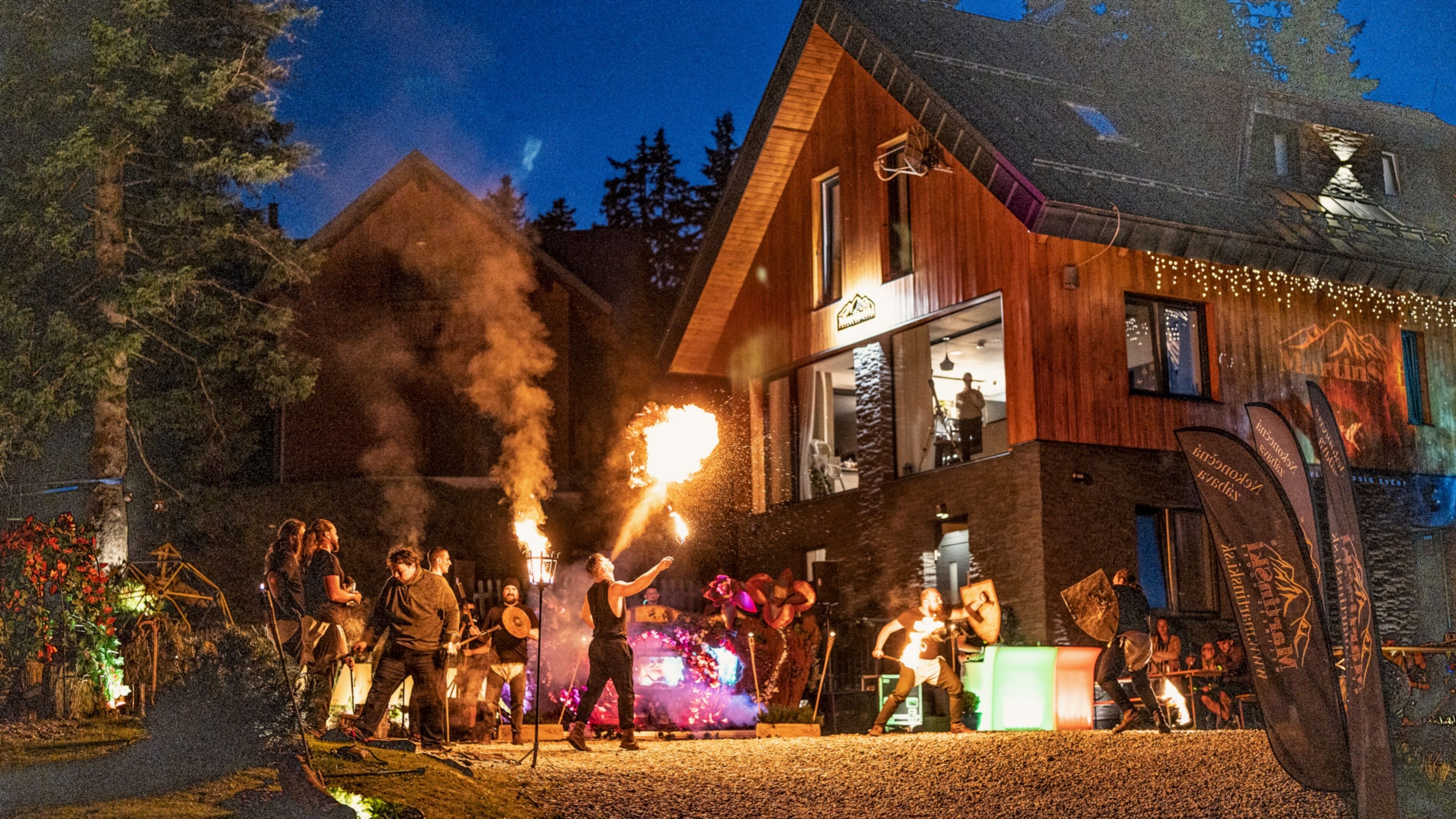 Puinen rakennus, jossa on suuri ikkuna ja sen yläpuolella kyltti.