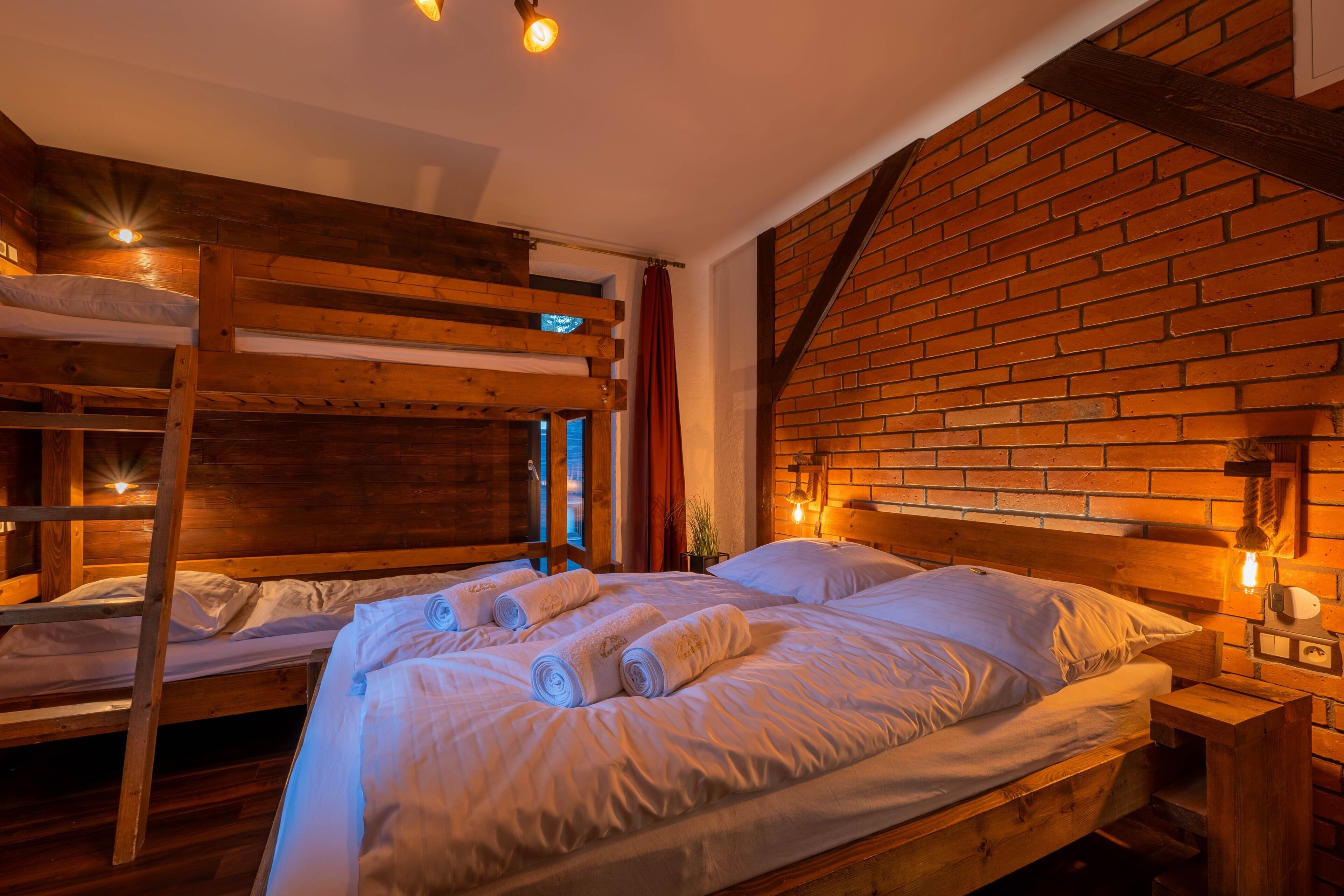 5 bedrooms, iron/ironing board, WiFi, bed sheets