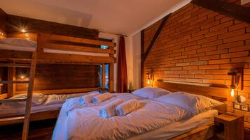5 bedrooms, iron/ironing board, WiFi, bed sheets