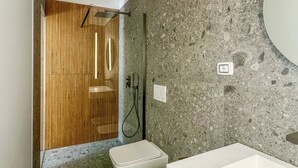 A modern bathroom with a shower, a toilet, and a sink. - Miramare Suites - Camera Ardesia (Vasto)