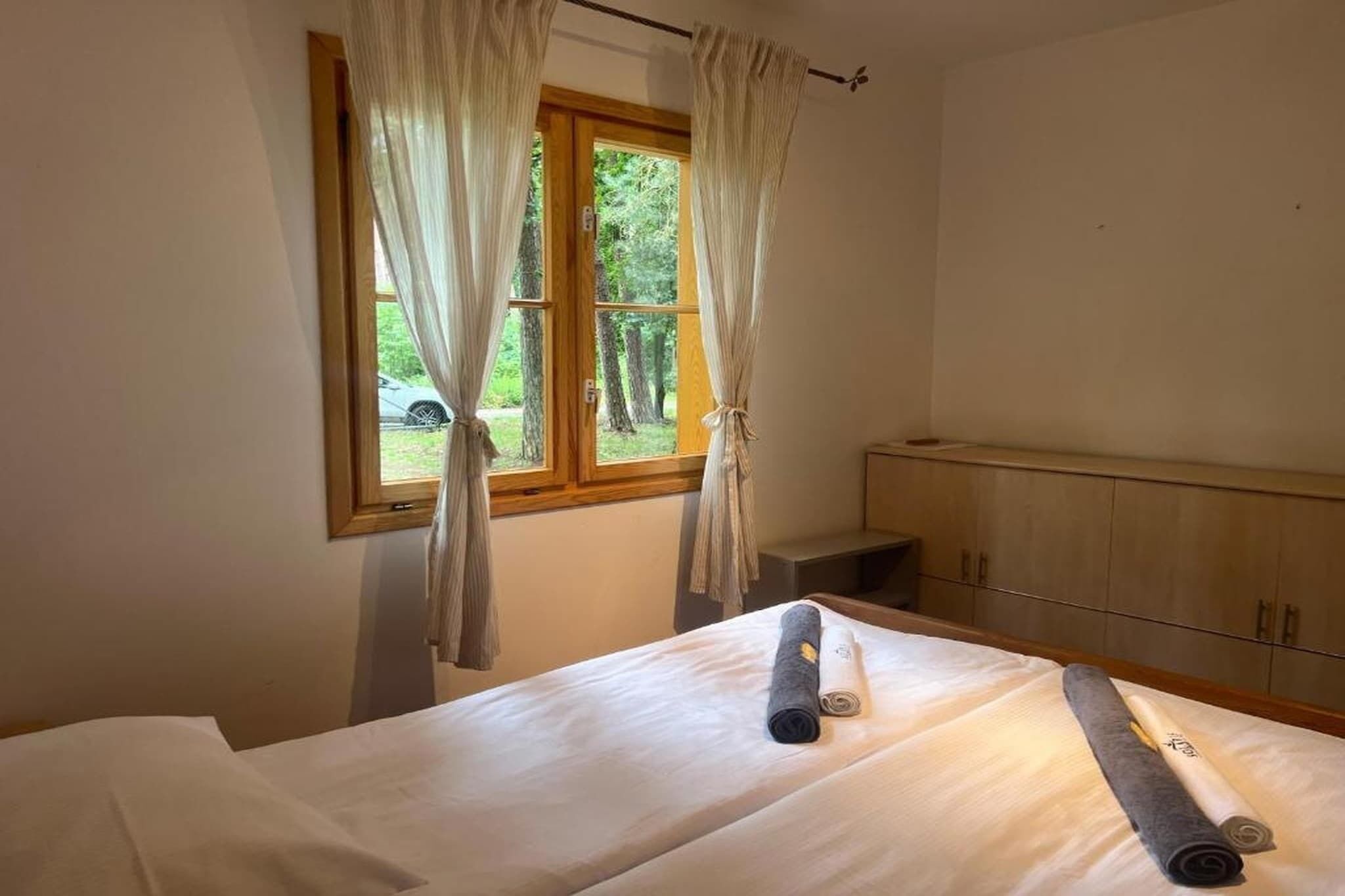 2 sovrum, resesäng och sängkläder