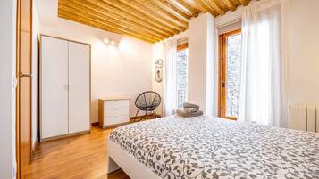 2 slaapkamers, een strijkplank/strijkijzer, gratis wifi, beddengoed