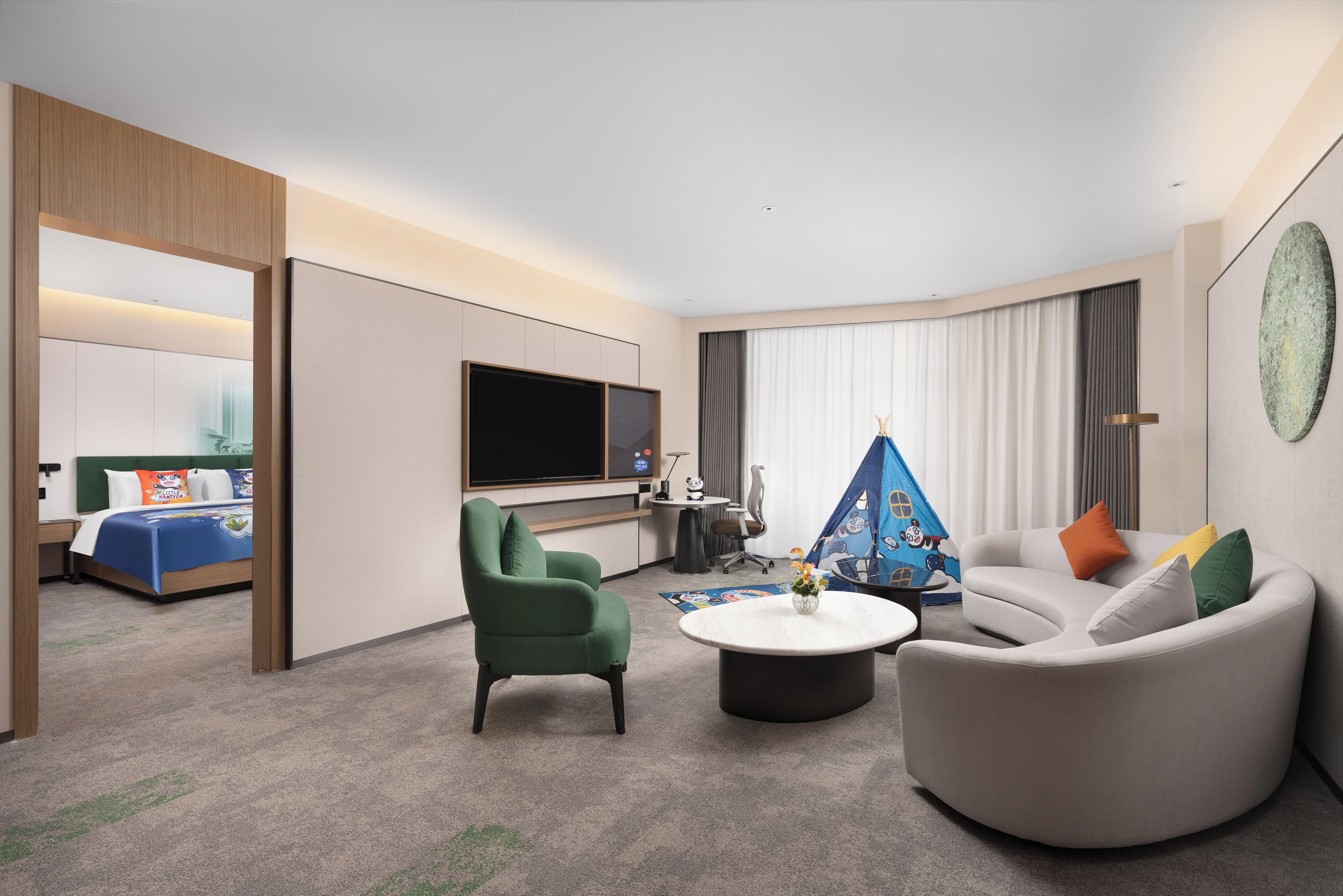 Familie suite | Een bureau, een laptopwerkplek, gratis wifi
