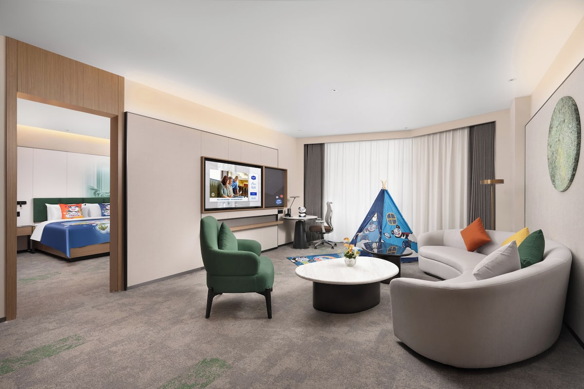 Family Suite | Desk, laptop workspace, free WiFi