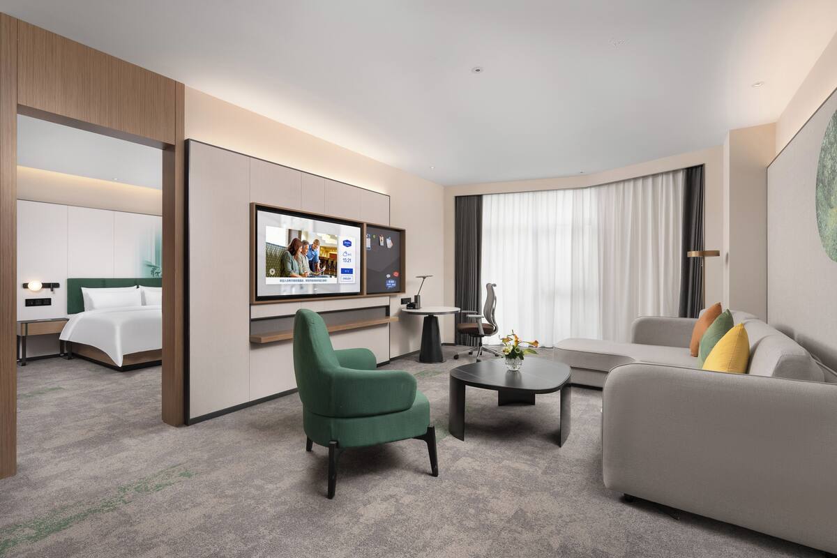 Business Suite | Desk, laptop workspace, free WiFi