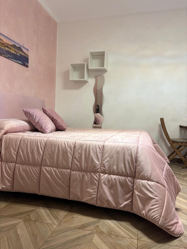 Tabla de planchar con plancha, Internet, ropa de cama