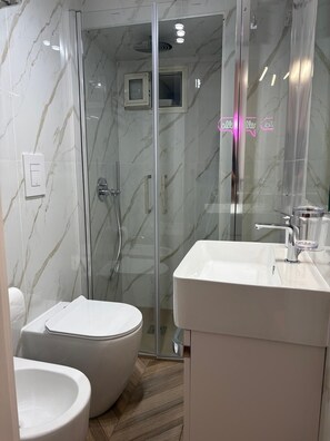 Shower, hair dryer, bidet, towels - Anema e Core Studio Apartment in the Historic Center of Naples (Napoli)