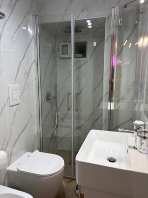 Douche, sèche-cheveux, bidet, serviettes fournies