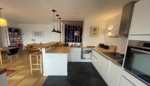 Fridge, microwave, oven, dishwasher - BRIGHT 2-BEDROOM PARIS RETREAT WITH ROOFTOP VIEWS NEAR EIFFEL TOWER (Paris)