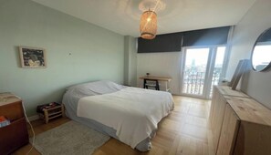 Bureau, fer et planche à repasser, Wi-Fi gratuit, draps fournis