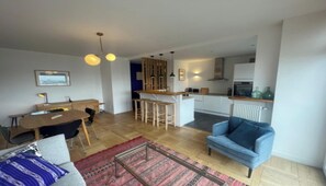 Living area - BRIGHT 2-BEDROOM PARIS RETREAT WITH ROOFTOP VIEWS NEAR EIFFEL TOWER (Paris)