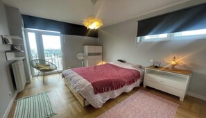 Desk, iron/ironing board, free WiFi, bed sheets - BRIGHT 2-BEDROOM PARIS RETREAT WITH ROOFTOP VIEWS NEAR EIFFEL TOWER (Paris)