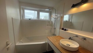 Shower, hair dryer, towels, soap - BRIGHT 2-BEDROOM PARIS RETREAT WITH ROOFTOP VIEWS NEAR EIFFEL TOWER (Paris)