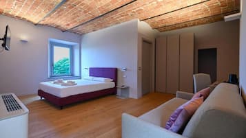 Kahden hengen deluxe-huone, näköala mäelle | Tallelokero huoneessa, ilmainen Wi-Fi