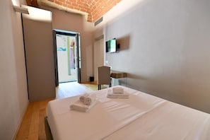 Minibar, in-room safe, free WiFi