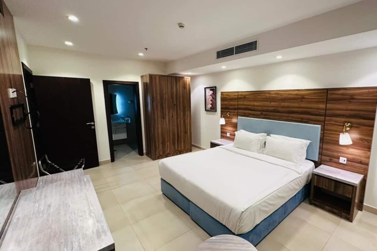 Suite Luxe, balcon, vue mer | Coffres-forts dans les chambres, rideaux occultants