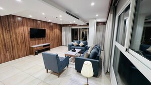 Suite, 2 soverom | Oppholdsområde | Peis