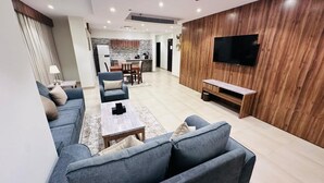Suite, 2 soverom | Oppholdsområde | Peis