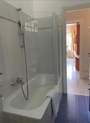 Bruser, hårtørrer, bidet, håndklæder