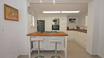 Frigorífico, microondas, horno y placa de cocina