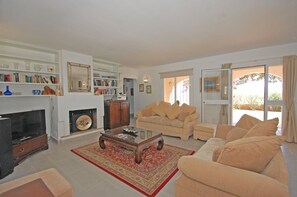 TV - Villa 'Secreta' with Sea View, Wi-Fi and Air Conditioning (Mijas)
