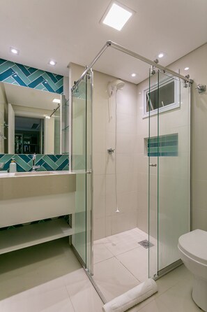 A modern bathroom with a glass-enclosed shower, a white sink, and a toilet. - WI-FI 350MB | Trapiche Lagoa da Conceição #LA12D (Florianópolis)