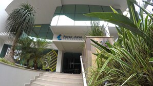 A modern building with a sign reading "Porto Azul Residencial". - O AP mais lindo da Praia do Forte 213 (Cabo Frio)