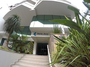 A modern building with a sign reading "Porto Azul Residencial". - O AP mais lindo da Praia do Forte 213 (Cabo Frio)