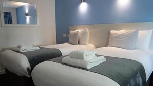 Quarto duplo standard | Ferros/tábuas de passar roupa, Wi-Fi de cortesia