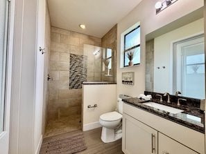 Ein modernes Badezimmer mit Dusche, Toilette und Waschtisch.