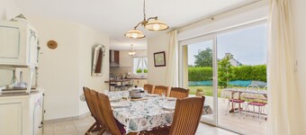 Beach at 200m, family house for 7 with garden