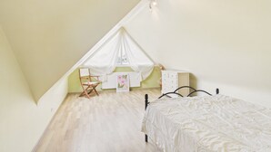 A bedroom with a bed, a chair, a desk, and a window. - Beach at 200m, family house for 7 with garden (Plouguerneau)