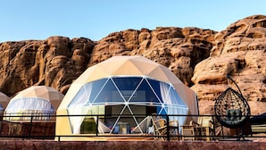 Geodesic dome tents with a view of rocky terrain. - Victoria Rum Luxury Camp (Wadi Rum)