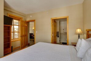 Ein Hotelzimmer mit einem Bett, einem Holzschrank und einem Fernseher.
