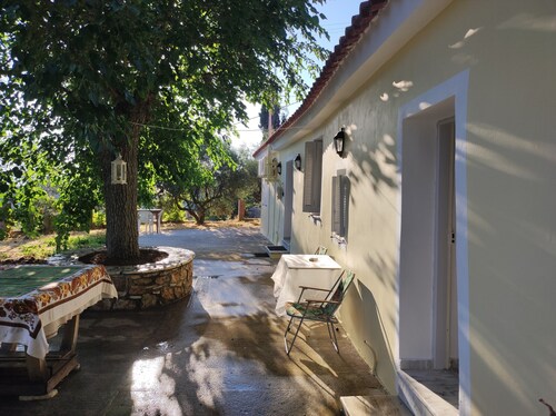 Giannis Mountain House – Ferienhaus mit Bergblick und privatem Garten