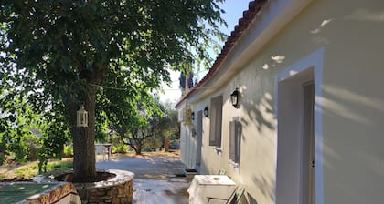 Giannis Mountain House – Ferienhaus mit Bergblick und privatem Garten