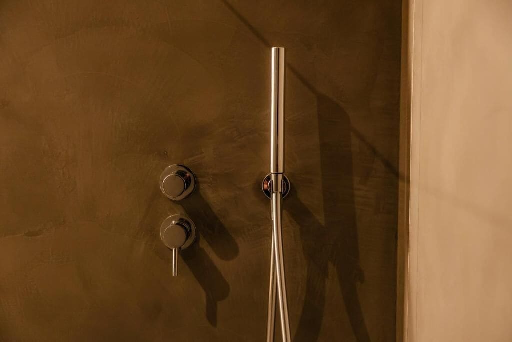 Kamer, 1 twee- of 2 eenpersoonsbedden, toegankelijk voor rolstoelgebruikers | Badkamer | Een douche, milieuvriendelijke toiletartikelen, een haardroger