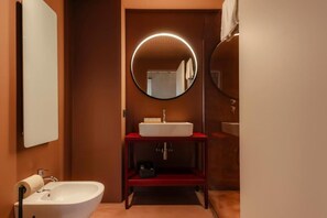 Superior Double Room, Courtyard View | Bathroom