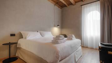 Camera doppia, vista cortile | Biancheria da letto ipoallergenica, tende oscuranti, insonorizzazione