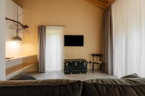 Deluxe dubbelrum eller tvåbäddsrum - 1 kingsize-säng med bäddsoffa - utsikt mot vingård | Vardagsrum