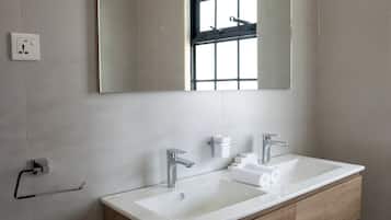 Habitación ejecutiva, balcón | Baño | Regadera, amenidades de baño gratuitas, pantuflas, toallas