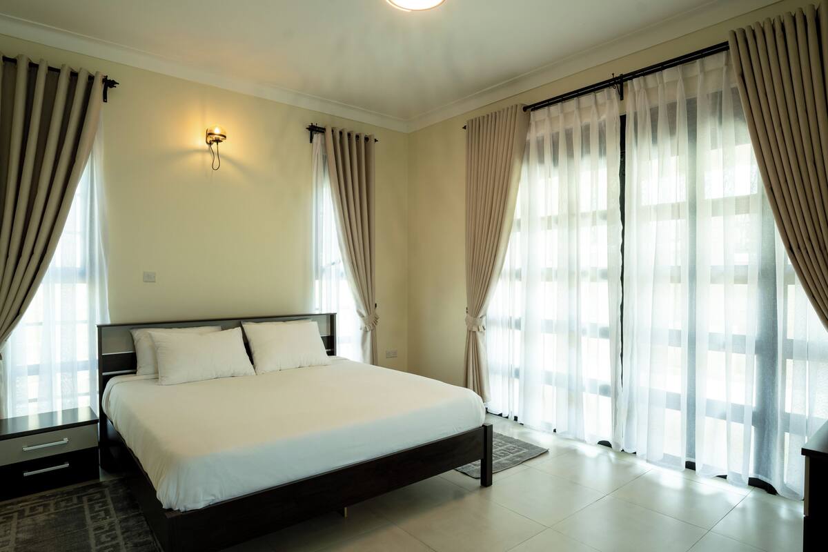 Executive Room, Balcony | Peti besi dalam bilik, Wi-fi percuma, cadar katil 