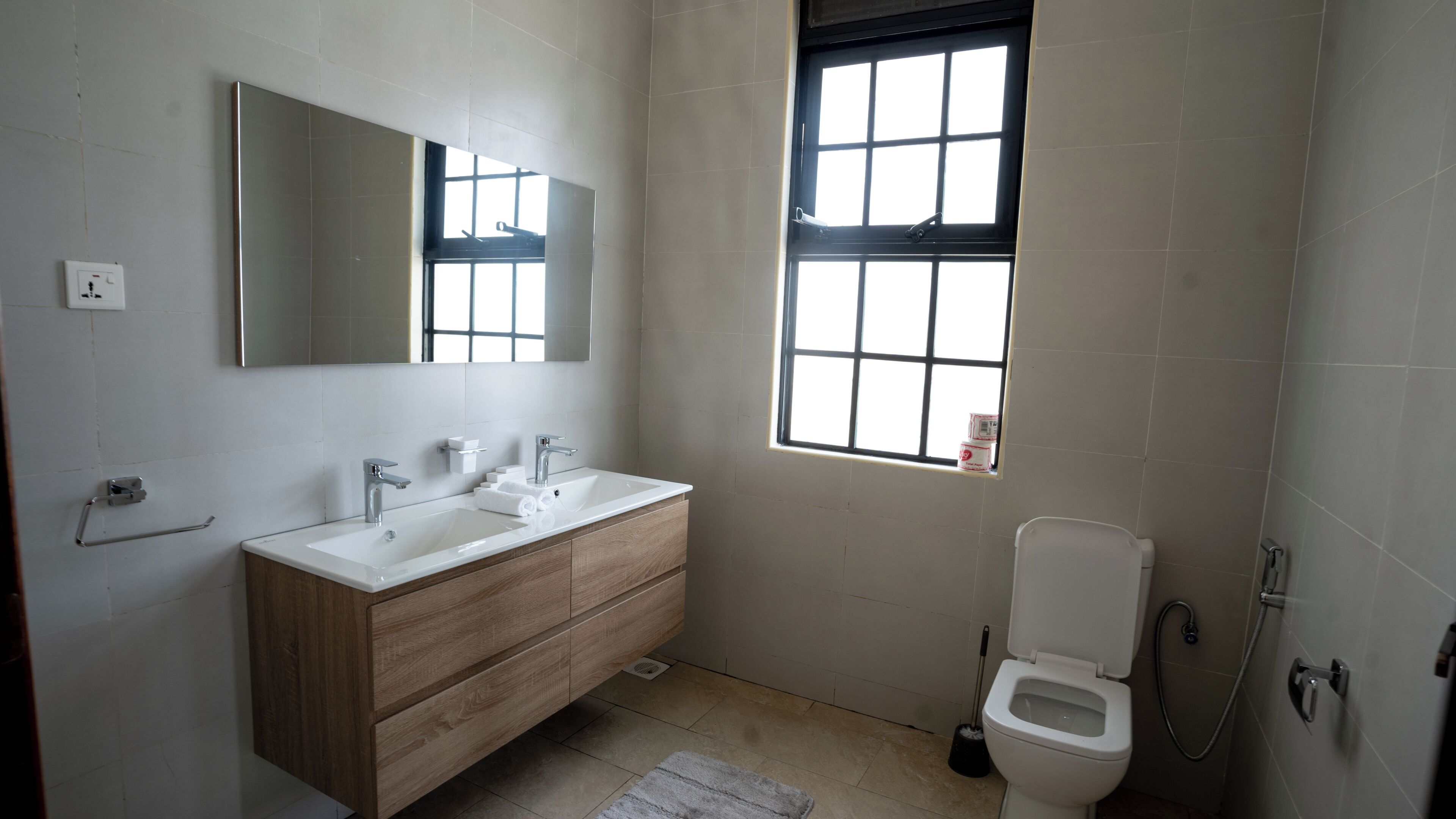Executive-værelse - balkon | Badeværelse | Bruser, gratis toiletartikler, hjemmesko, håndklæder