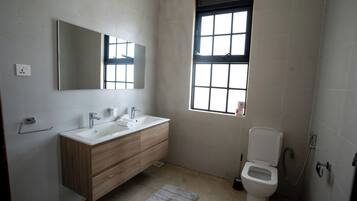 Executive-værelse - balkon | Badeværelse | Bruser, gratis toiletartikler, hjemmesko, håndklæder
