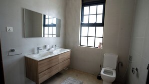 Executive Room, Balcony | Bathroom - Bella Vista Villas LTD (Rubindi)