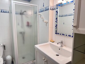 Douche, sèche-cheveux, papier toilette